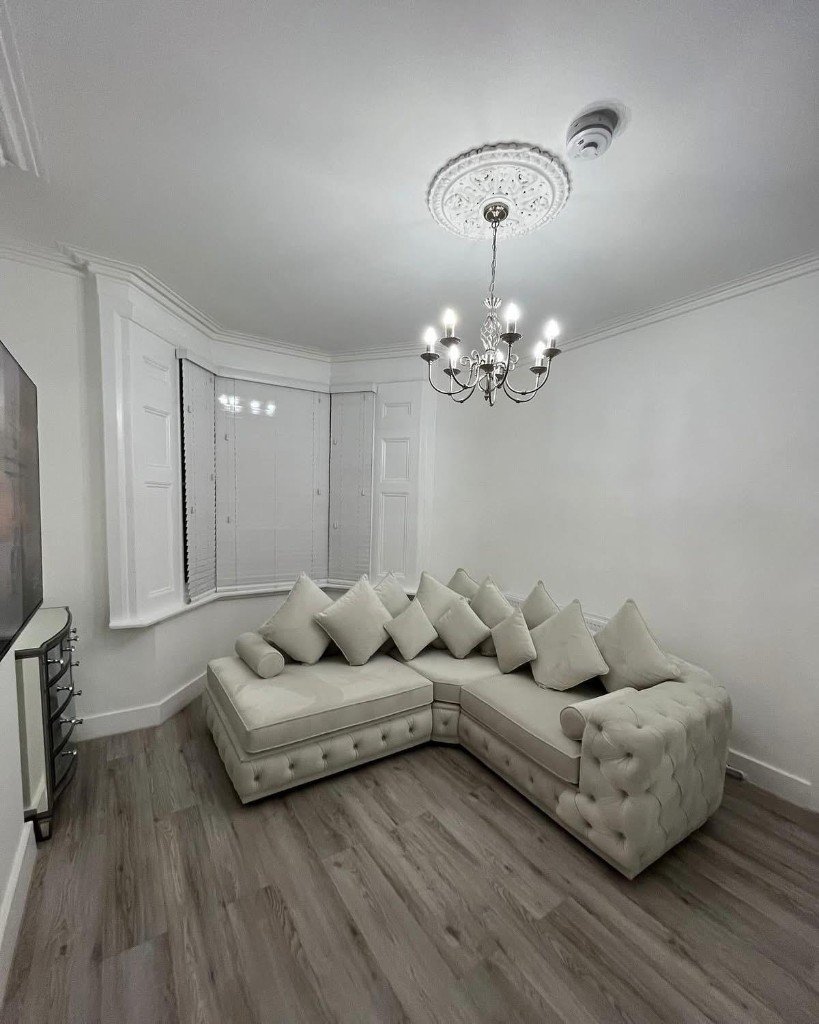 Button-tufted corner, cream
